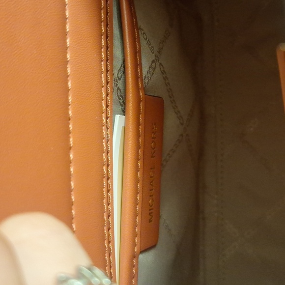 Brandnew  tags not attachedMK Micheal Kors Small TH Xbody KARLIE CINNAMON MLT - Picture 4 of 4